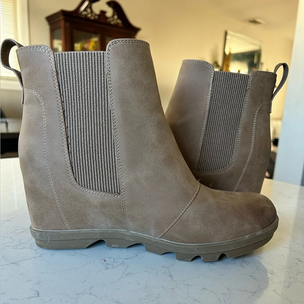 Women's Wedge Tan Ankle Chelsea Boots - Picture 3 of 13